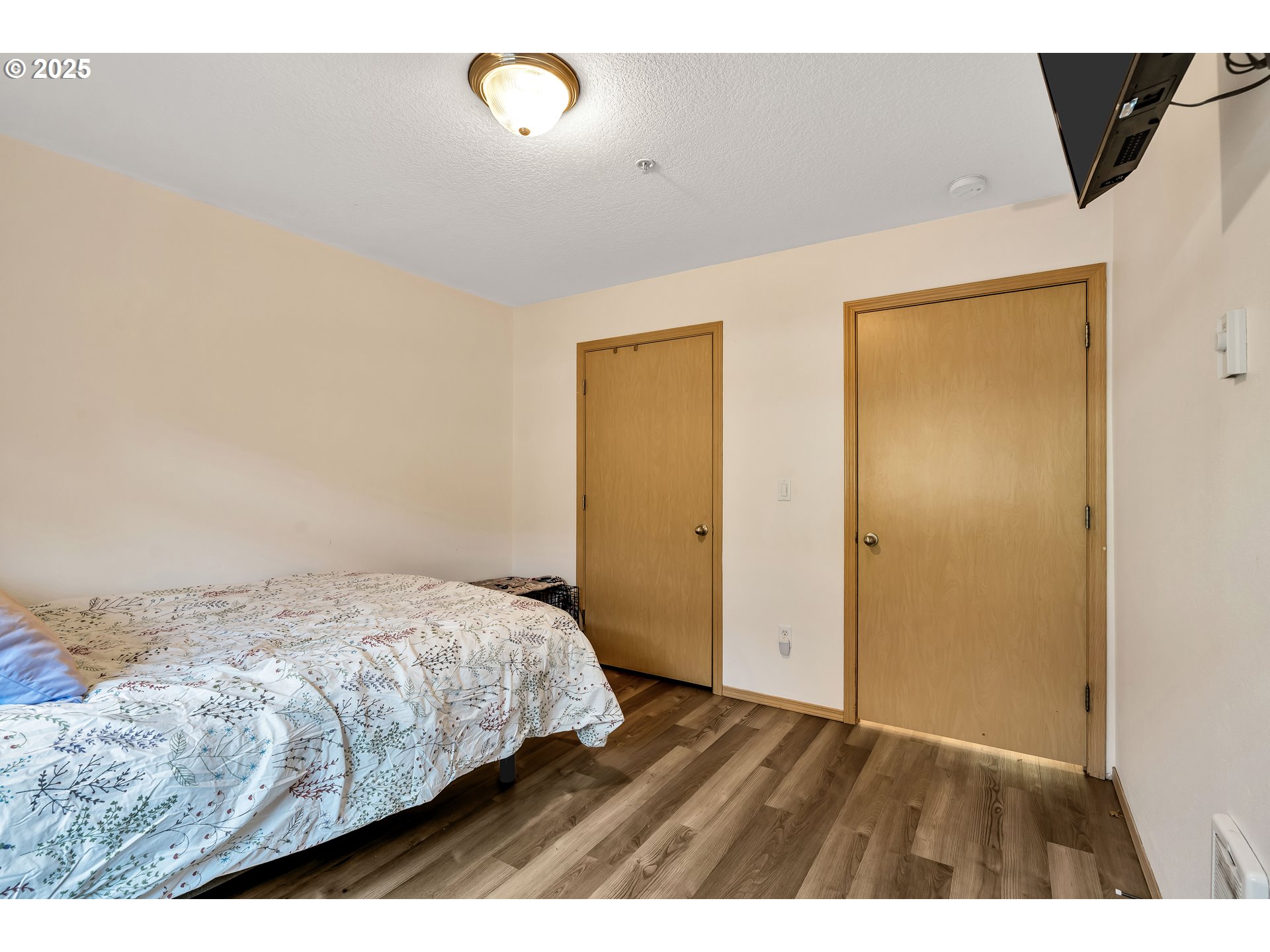 14603 Northeast 20th Avenue, Unit A105 Vancouver, WA 98686 - Photo 20 of 36 a bedroom with a bed and a television