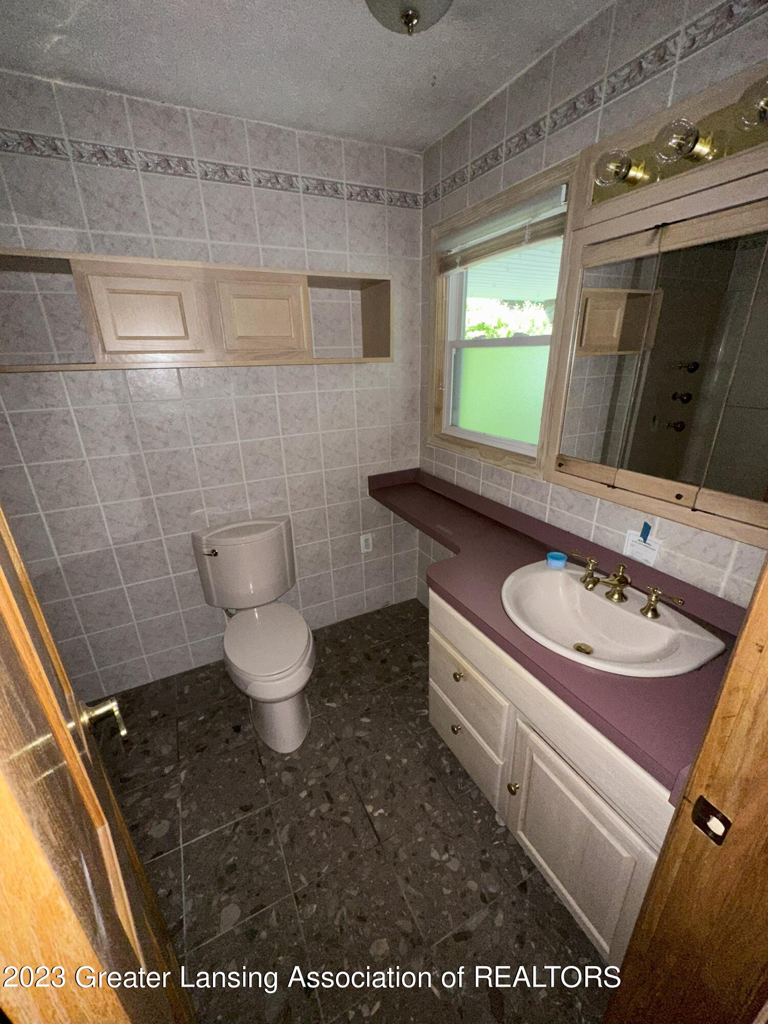811 Bretton Road Lansing, MI 48917 - Photo 6 of 11 811 bath 1
