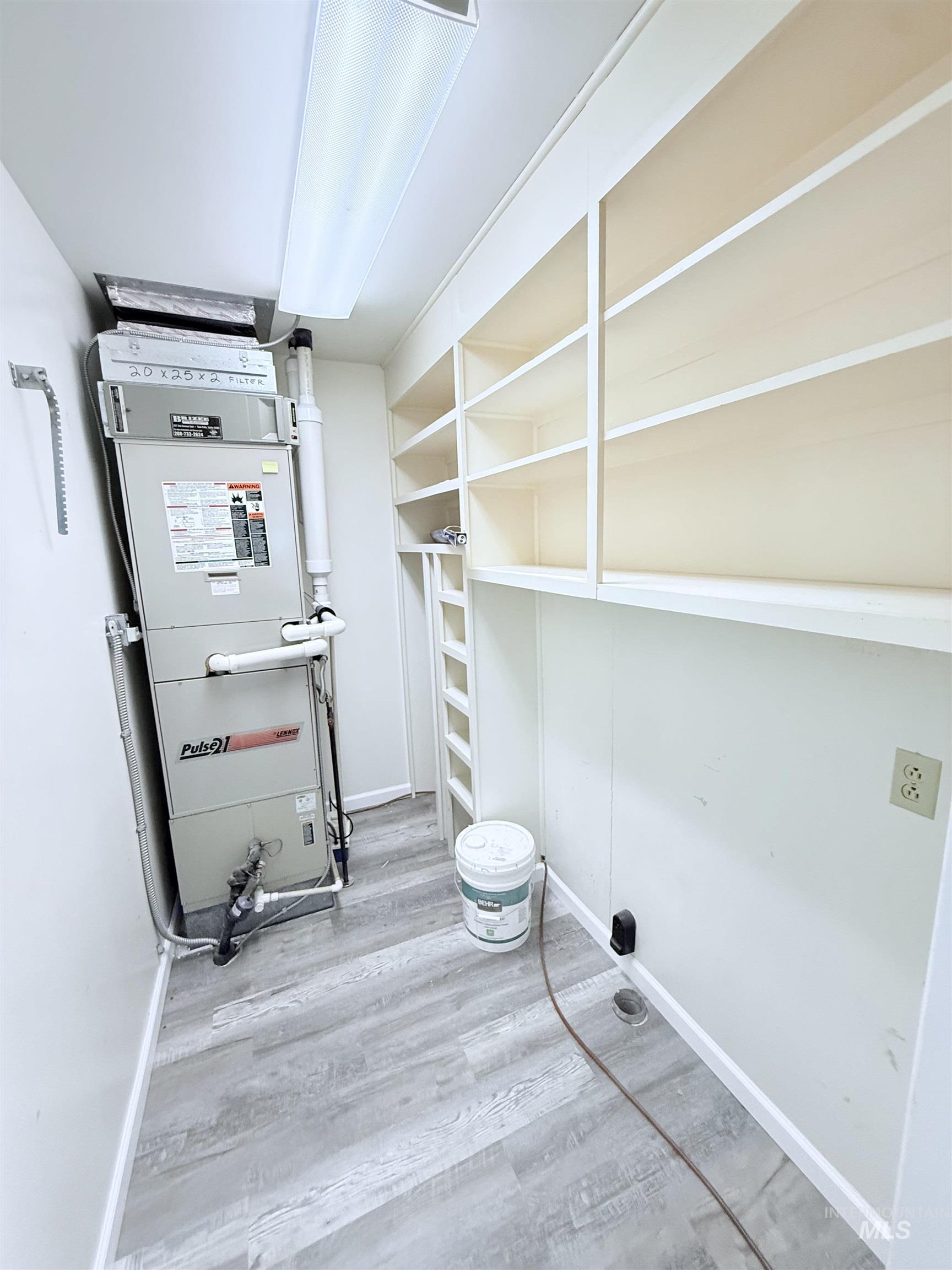 202 East Avenue Wendell, ID 83355 - Photo 7 of 24 Utility room with heating unit