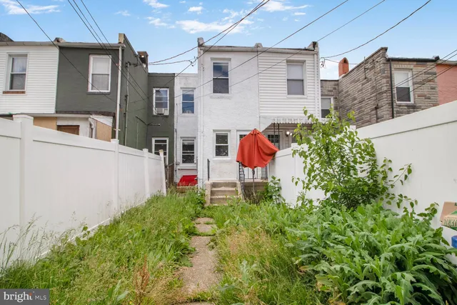 a view of a back yard of the house