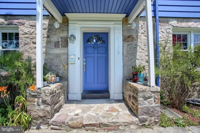 a view of entrance door of the house