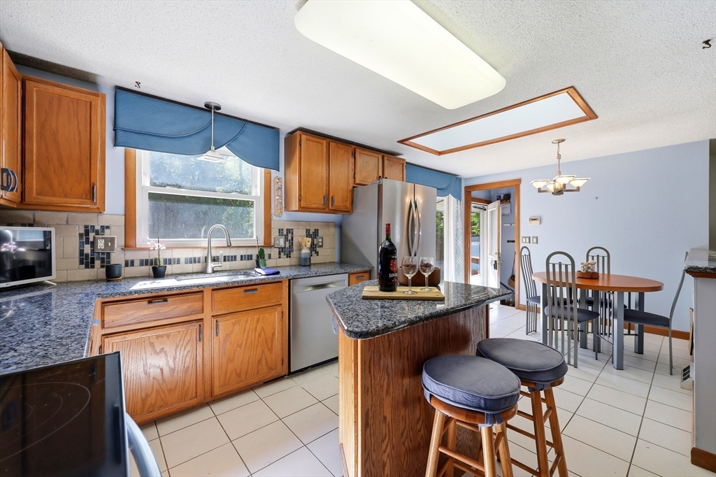 29 Hudson Street Springfield, MA 01118 - Photo 5 of 32