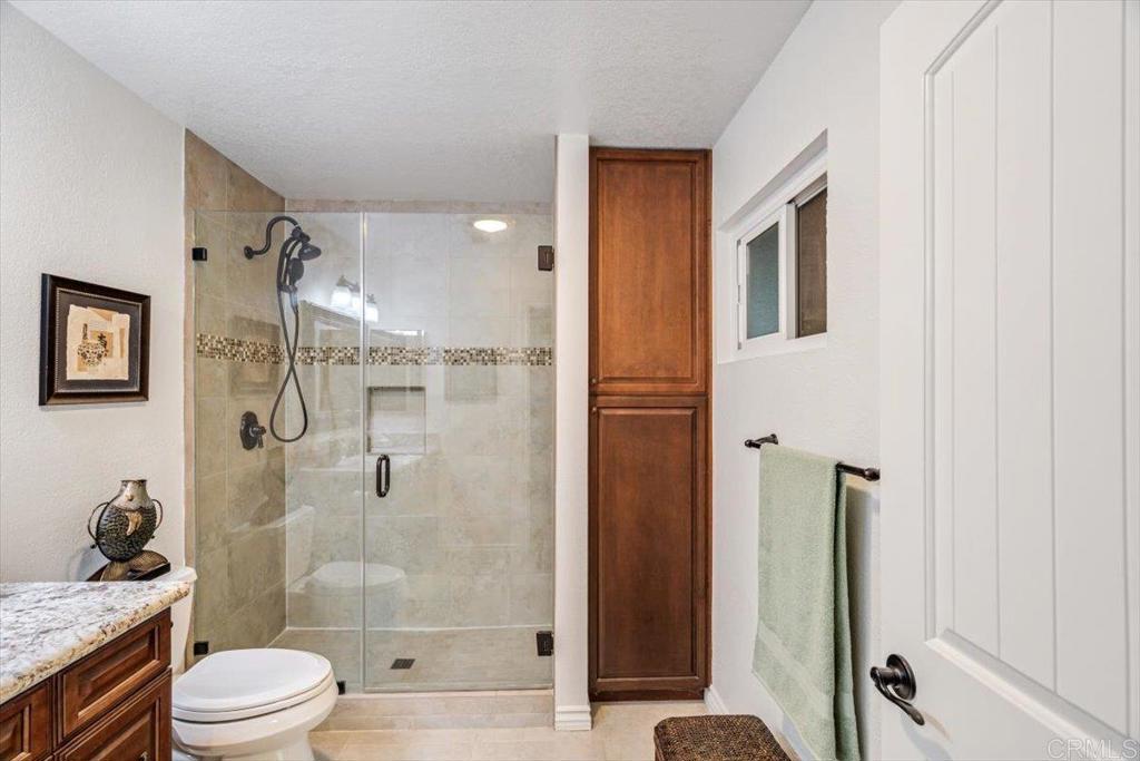 13815 Hilldale Road Valley Center, CA 92082 - Photo 30 of 64 Primary Suite Bathroom