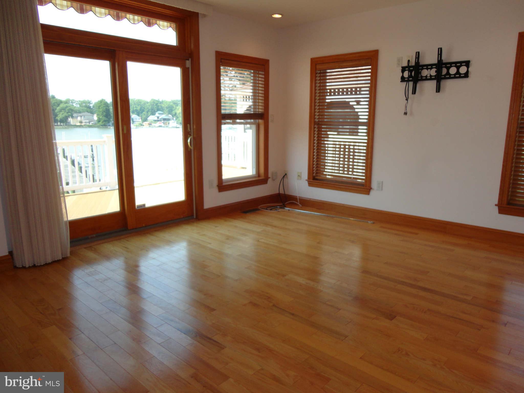 3920 New Section Road Baltimore, MD 21220 - Photo 6 of 28 Living Room