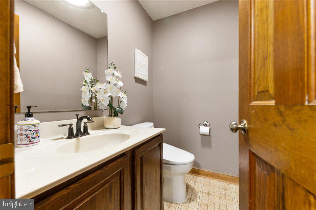 43534 Spinks Ferry Road Leesburg, VA 20176 - Photo 8 of 75 Main Level Half Bath