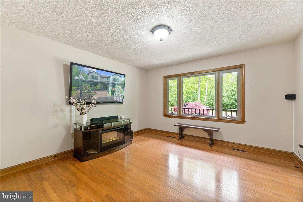 43534 Spinks Ferry Road Leesburg, VA 20176 - Photo 10 of 75 TV Room or Dining Room TV Conveys!