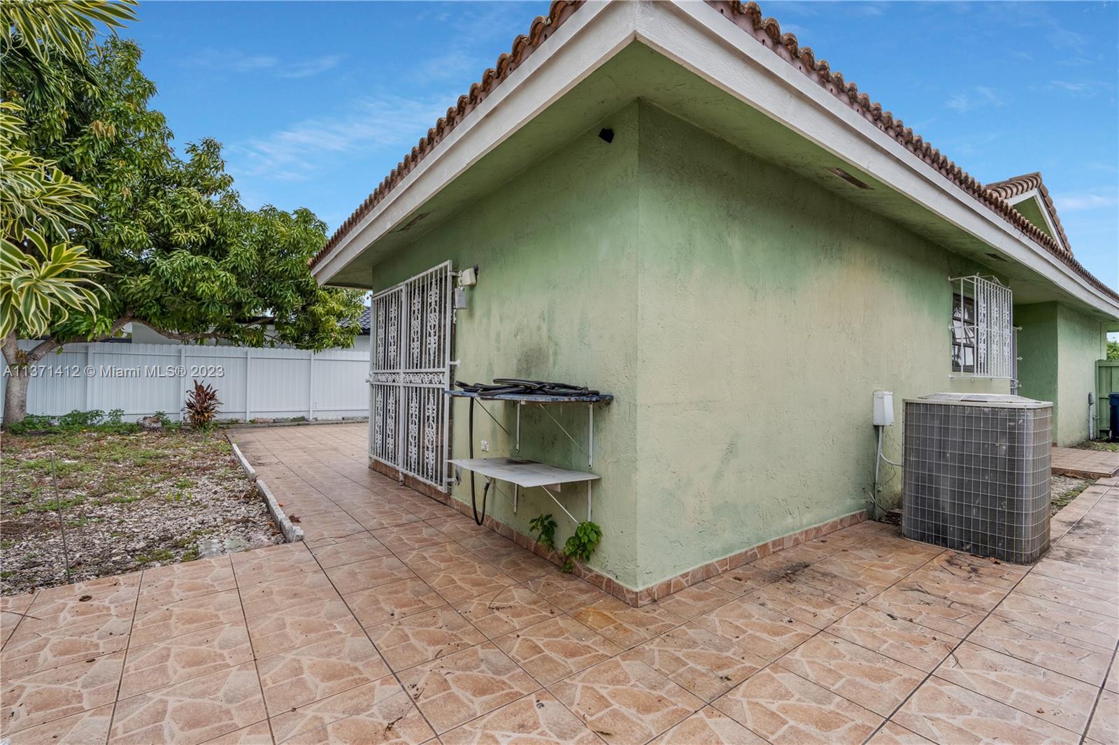 13817 Southwest 21st Terrace Miami, FL 33175 - Photo 34 of 37 a backyard of a house with barbeque oven and brick wall