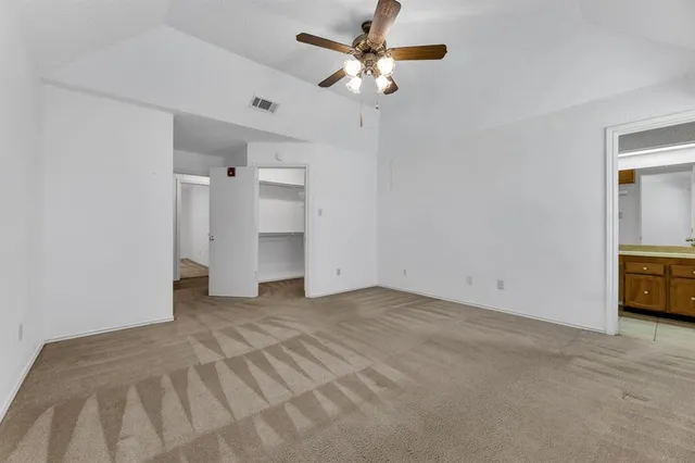 a view of empty room with a ceiling fan