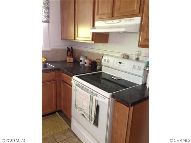 1802 Newman Road Richmond, VA 23231 - Photo 9 of 11 Kitchen - Remodeled kitchen- large & bright!