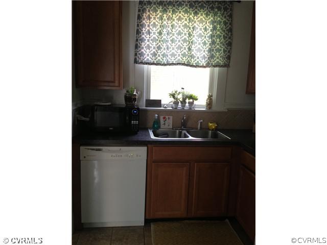 1802 Newman Road Richmond, VA 23231 - Photo 10 of 11 Kitchen - Nicely redone kitchen with newer applian