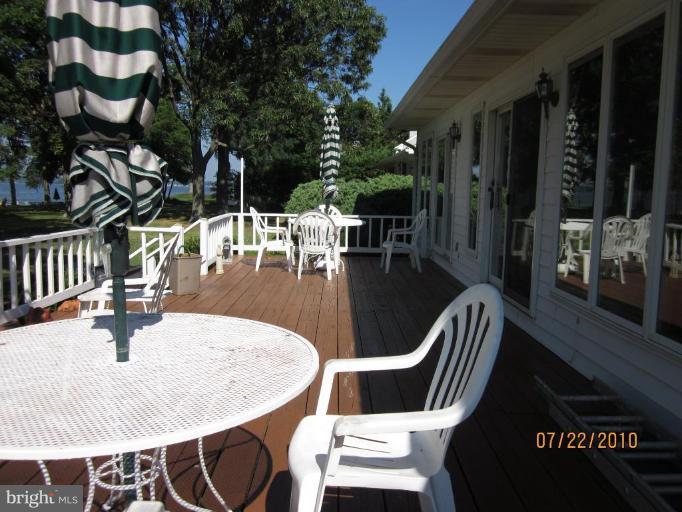 3728 Thomas Point Road Annapolis, MD 21403 - Photo 4 of 30 Deck