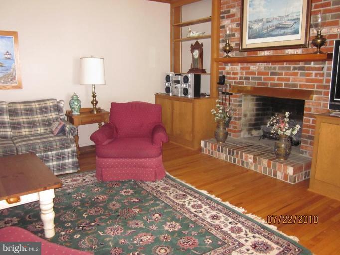 3728 Thomas Point Road Annapolis, MD 21403 - Photo 10 of 30 Fireplace