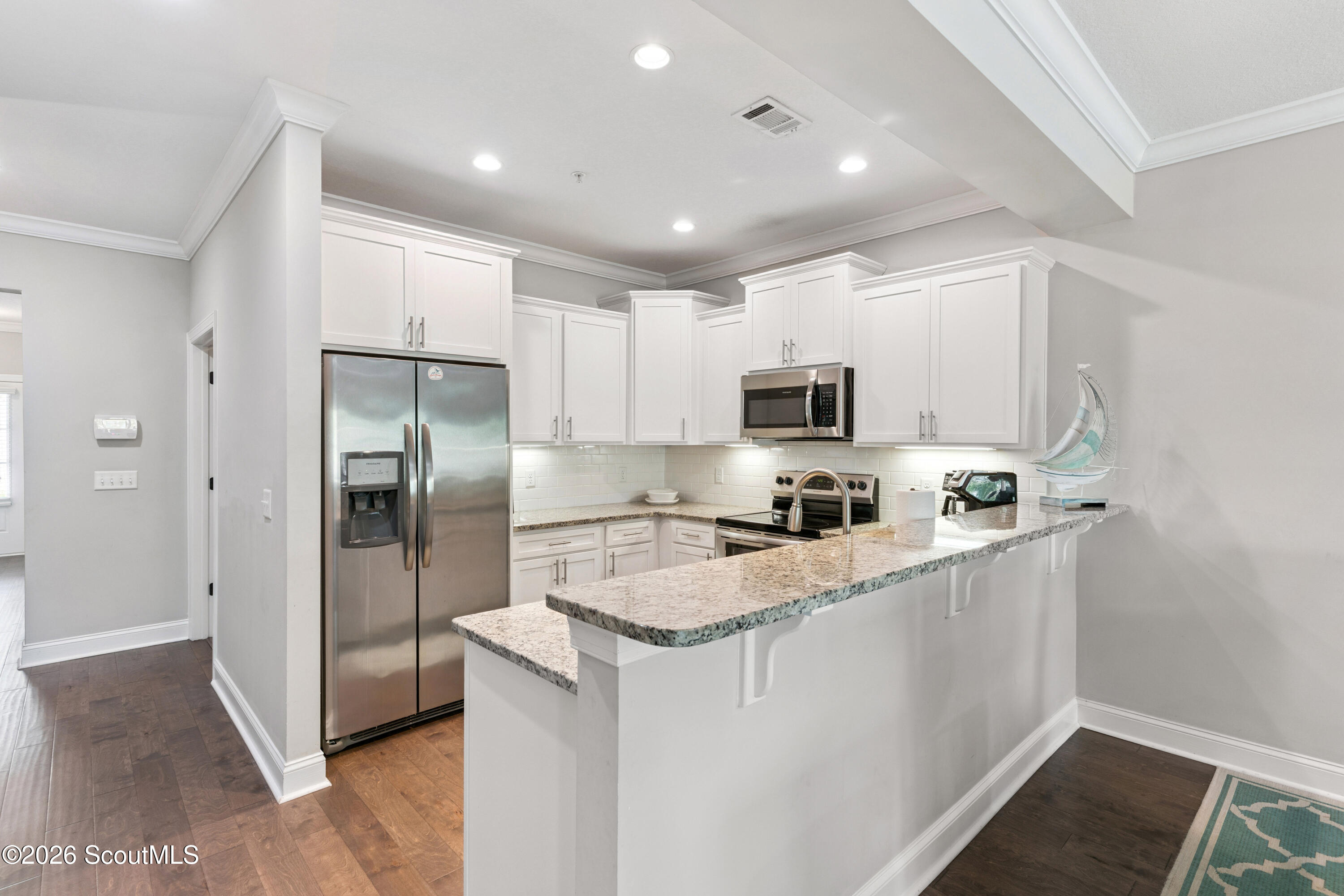 101 Mariners Circle St. Simons Island, GA 31522 - Photo 8 of 35 Kitchen with breakfast bar