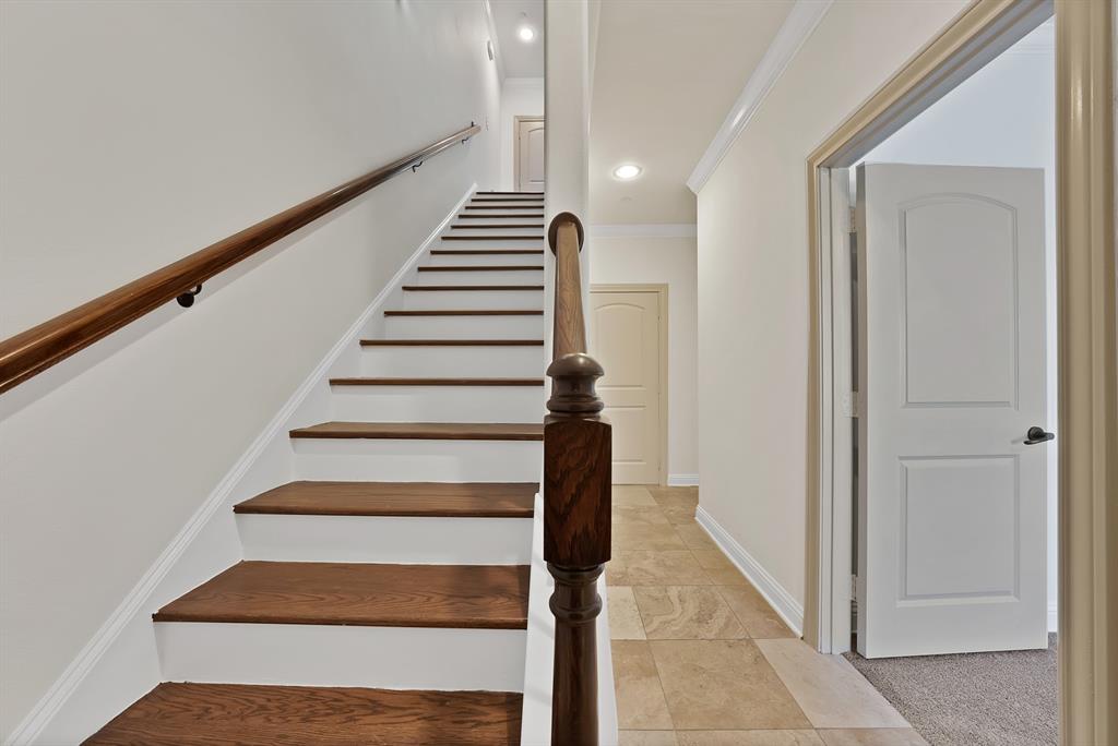 5747 Prospect Avenue, Unit B Dallas, TX 75206 - Photo 3 of 40 a view of entryway