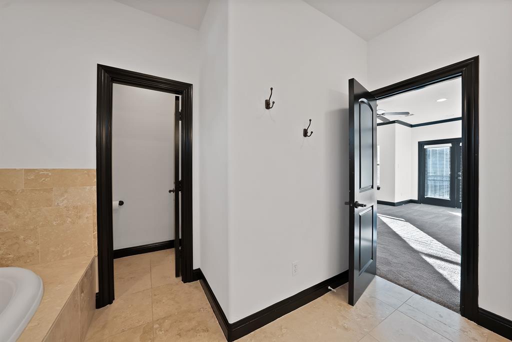 5747 Prospect Avenue, Unit B Dallas, TX 75206 - Photo 31 of 39 a view of a room that has a bed in it