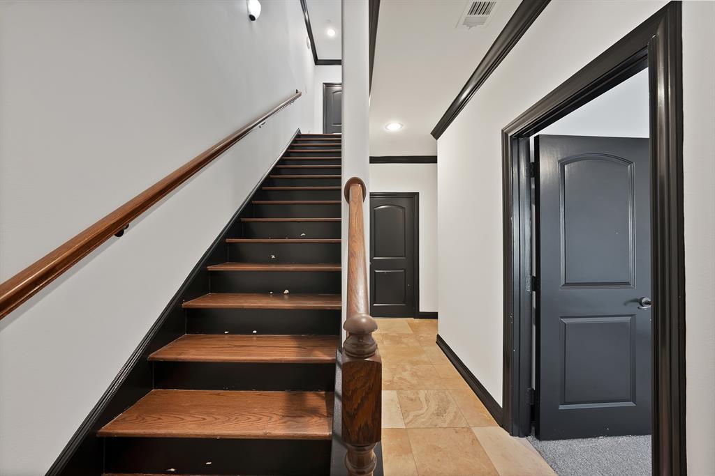 5747 Prospect Avenue, Unit B Dallas, TX 75206 - Photo 7 of 39 a view of entryway