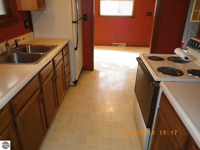 176 Clinton Street Crystal, MI 48818 - Photo 21 of 26 1778113-20.JPG