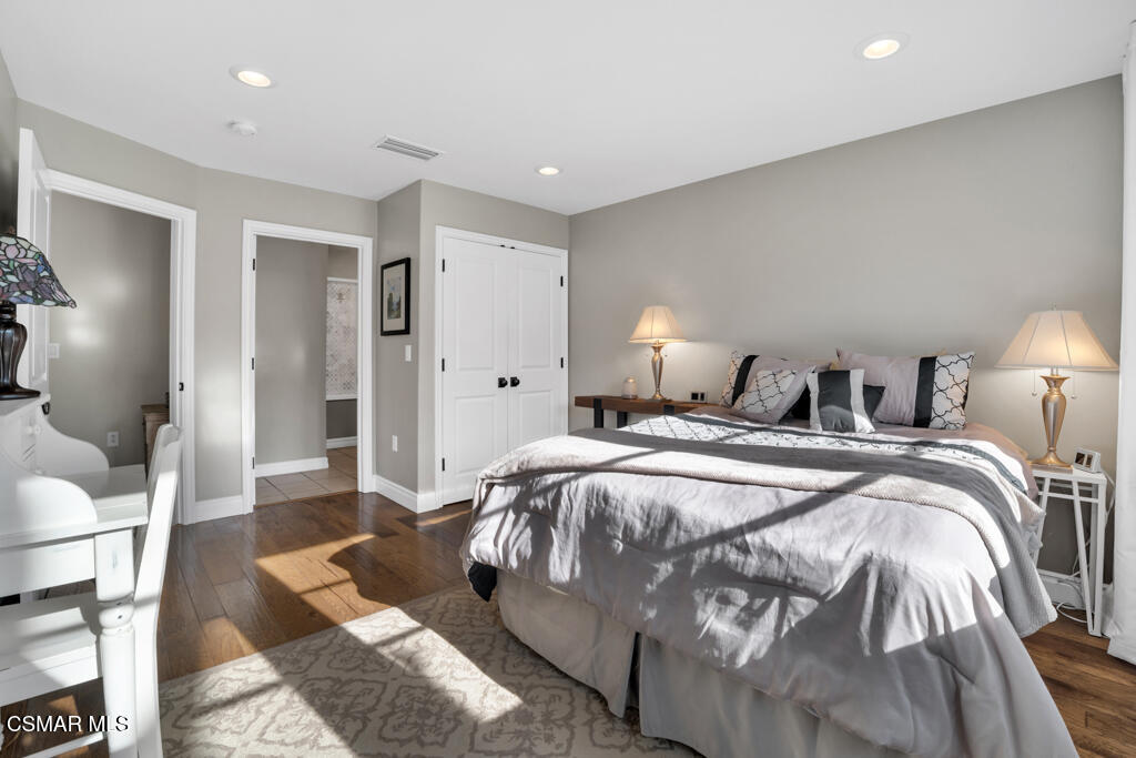 1660 San Rafael Way Camarillo, CA 93012 - Photo 25 of 63 a bedroom with a bed and a mirror