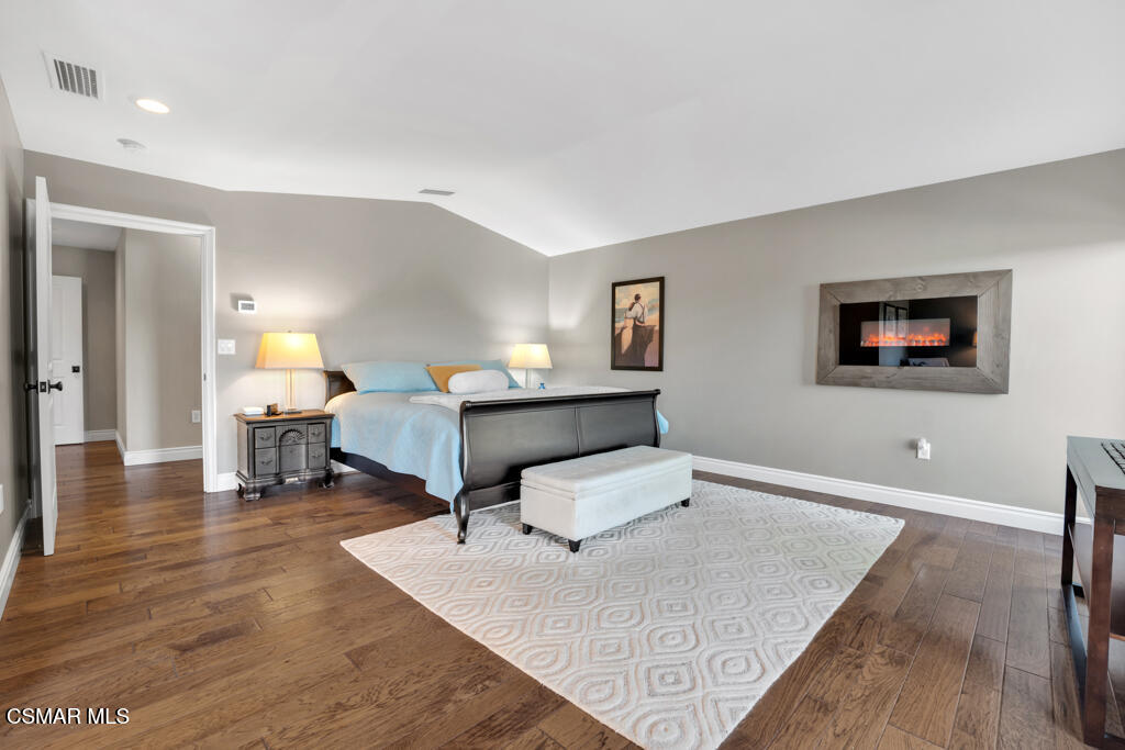 1660 San Rafael Way Camarillo, CA 93012 - Photo 29 of 63 a living room with furniture and a lamp