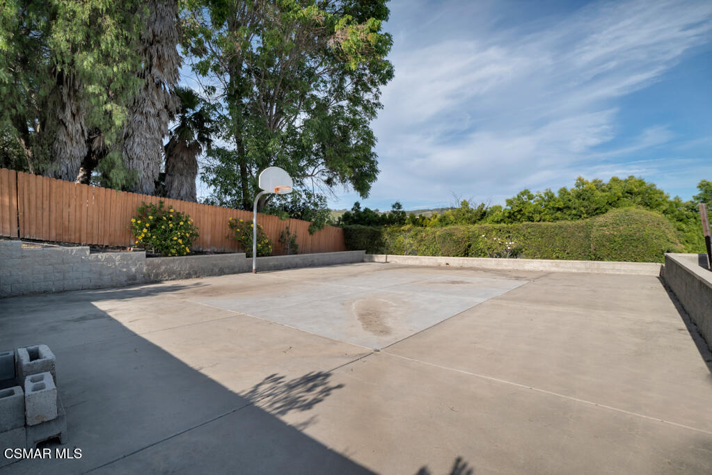 1660 San Rafael Way Camarillo, CA 93012 - Photo 44 of 63 a view of a backyard