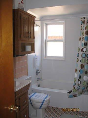 1981 Hampton Road Grosse Pointe, MI 48236 - Photo 3 of 11 Bathroom.jpg