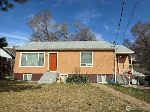 $235,000 | 216 Cherry Avenue West, Omak, WA 98841