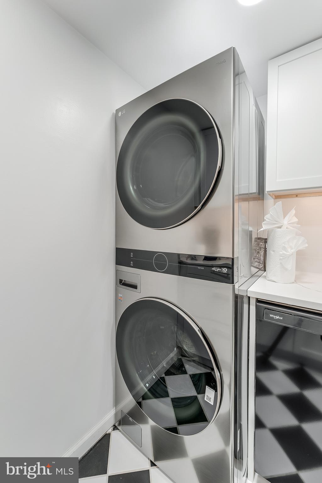 5911 Edsall Road, Unit 708 Alexandria, VA 22304 - Photo 21 of 39 a utility room with dryer and washer
