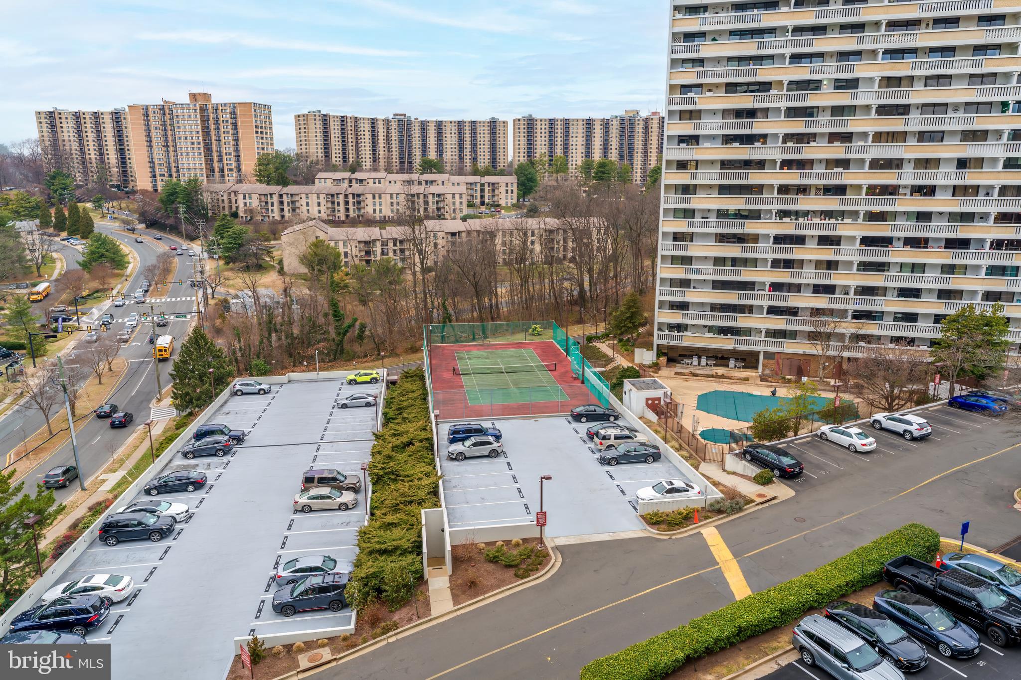 5911 Edsall Road, Unit 708 Alexandria, VA 22304 - Photo 29 of 39 a picture of a table and chairs