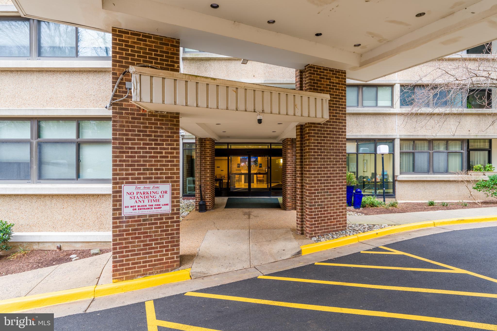 5911 Edsall Road, Unit 708 Alexandria, VA 22304 - Photo 33 of 39 a view of a house with a swimming pool