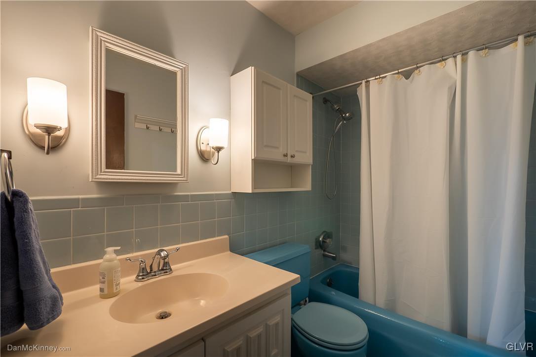 725 Remaley Road Bath, PA 18014 - Photo 27 of 39 2nd floor hall bath! I love the retro look..
