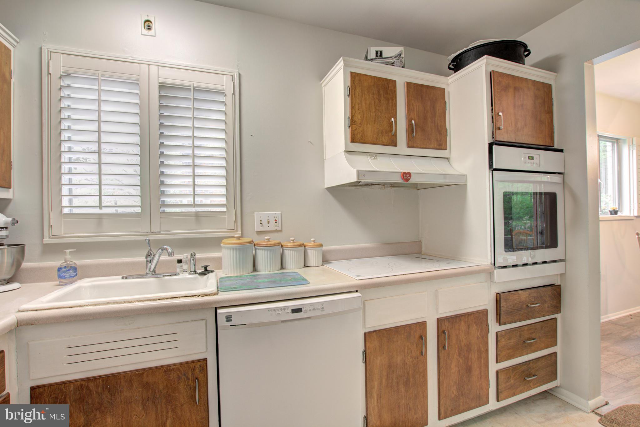 5514 Ivor Street Springfield, VA 22151 - Photo 15 of 23 Kitchen