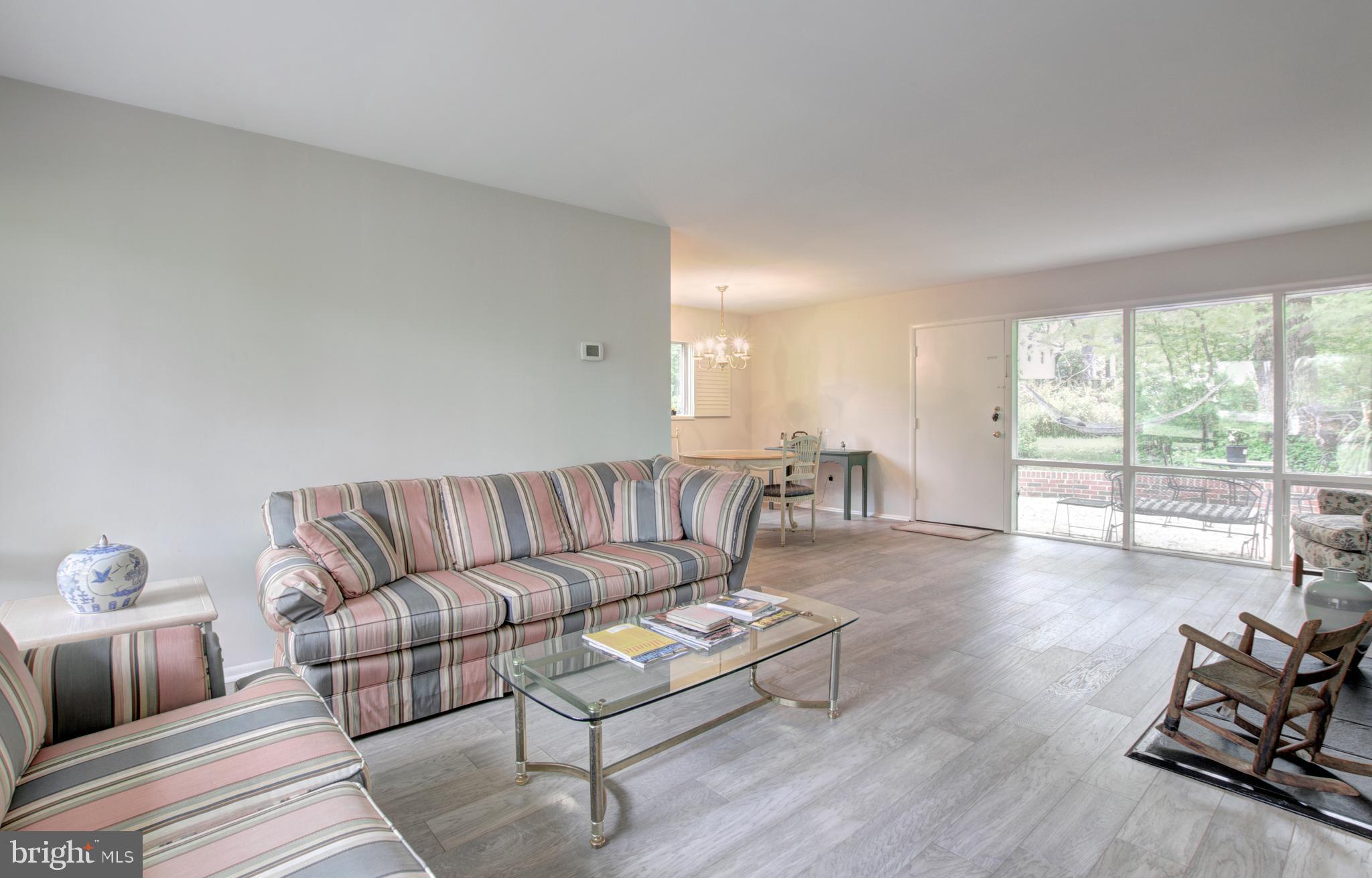 5514 Ivor Street Springfield, VA 22151 - Photo 5 of 23 Living Room