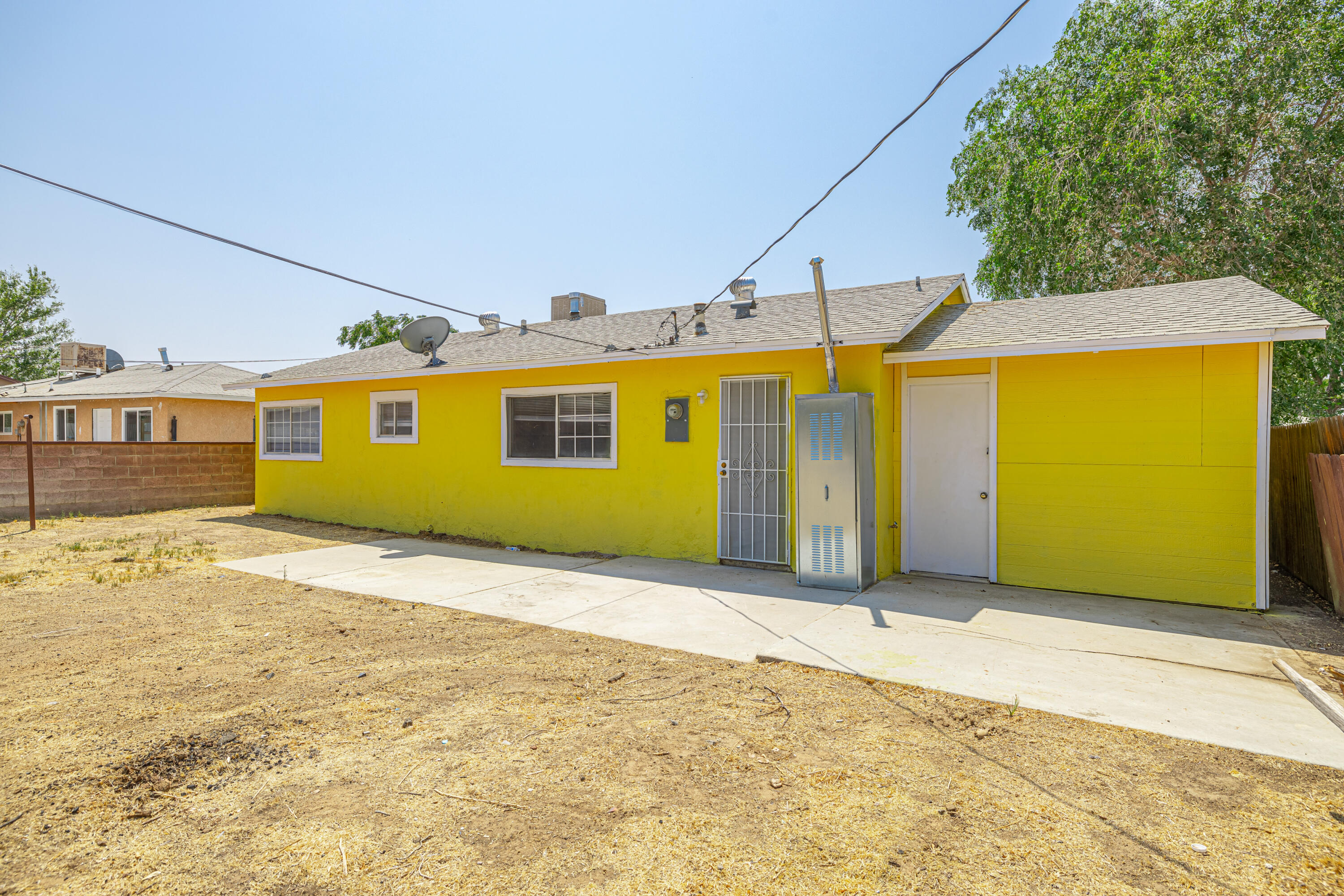44272 Glenraven Road Lancaster, CA 93535 - Photo 20 of 21 a view of a house with a backyard