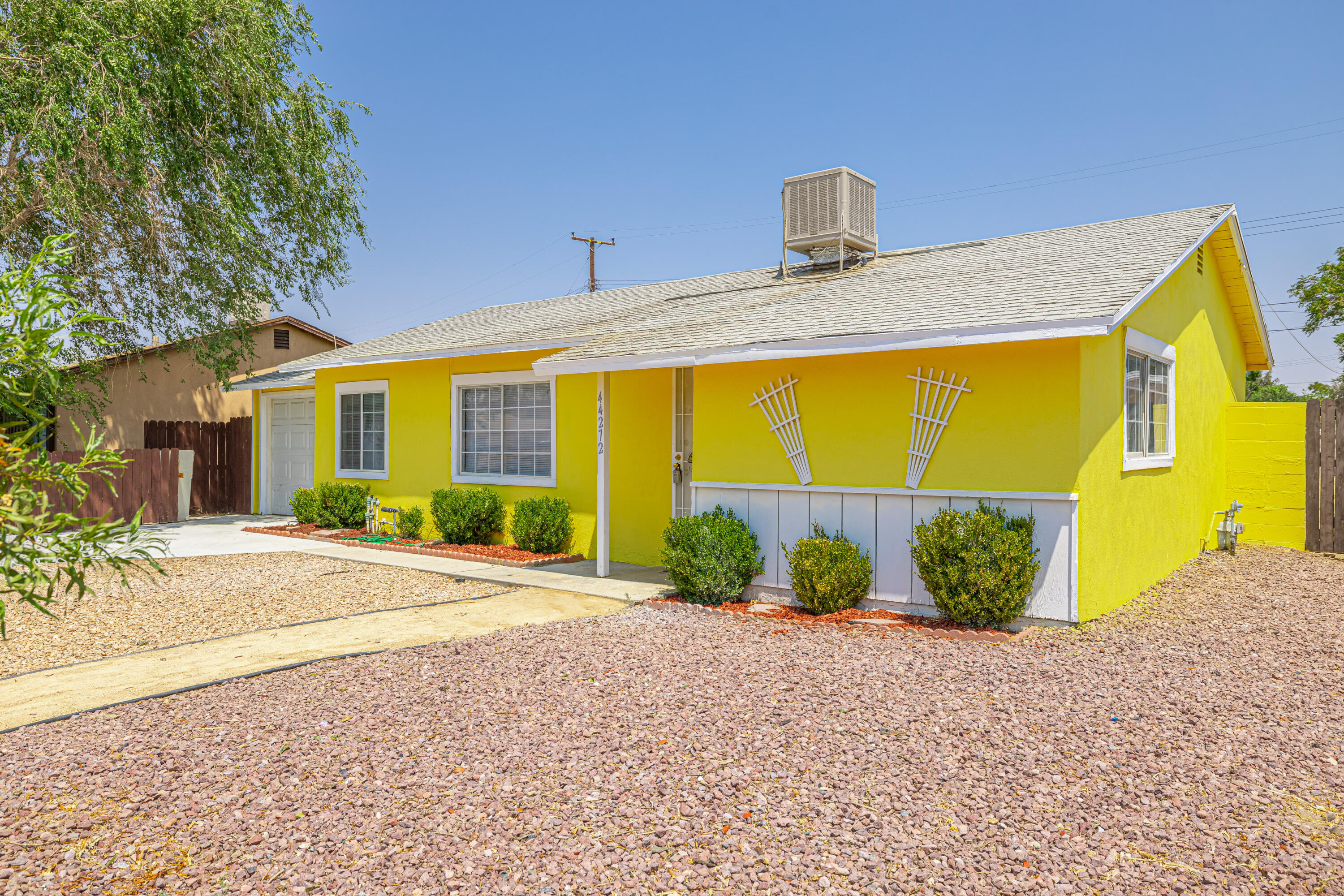 44272 Glenraven Road Lancaster, CA 93535 - Photo 3 of 21 a front view of a house with garden