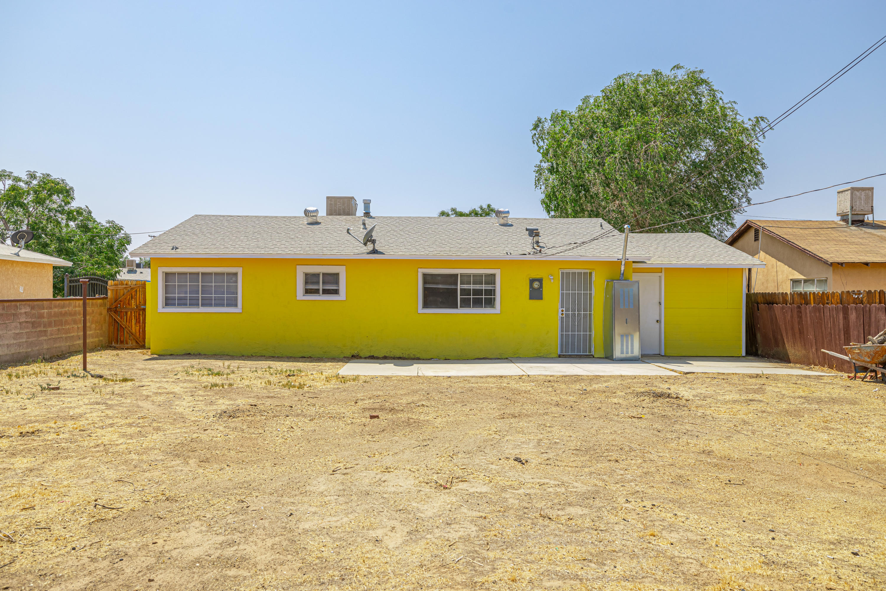 44272 Glenraven Road Lancaster, CA 93535 - Photo 21 of 21 a front view of a house with a yard