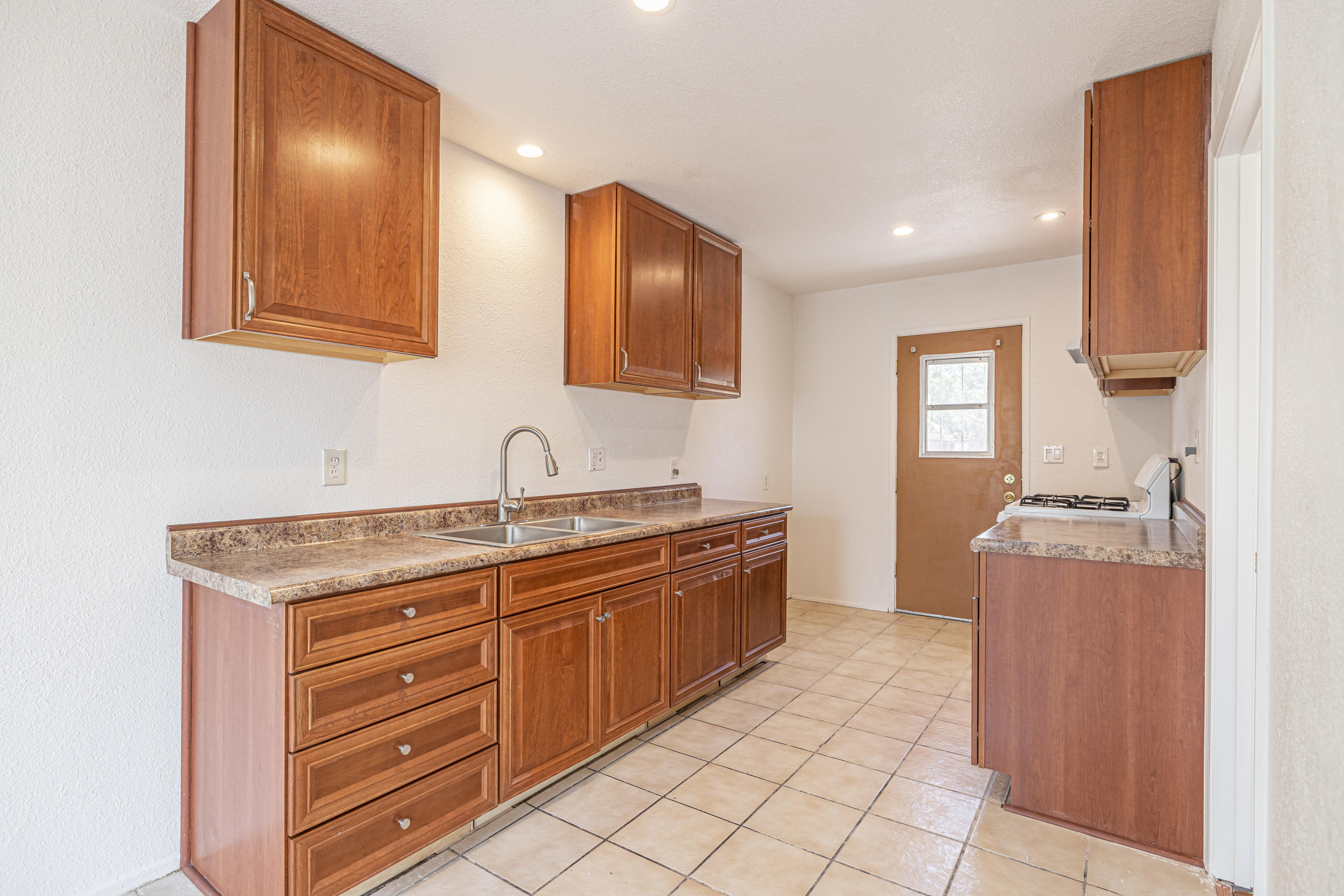 44272 Glenraven Road Lancaster, CA 93535 - Photo 8 of 21 a spacious bathroom with a granite countertop sink a mirror and a