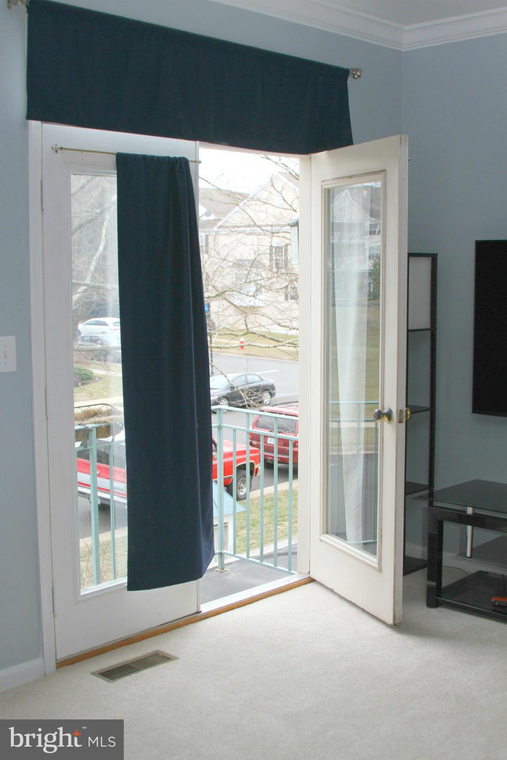 42853 Golf View Drive Chantilly, VA 20152 - Photo 6 of 16 Living Room