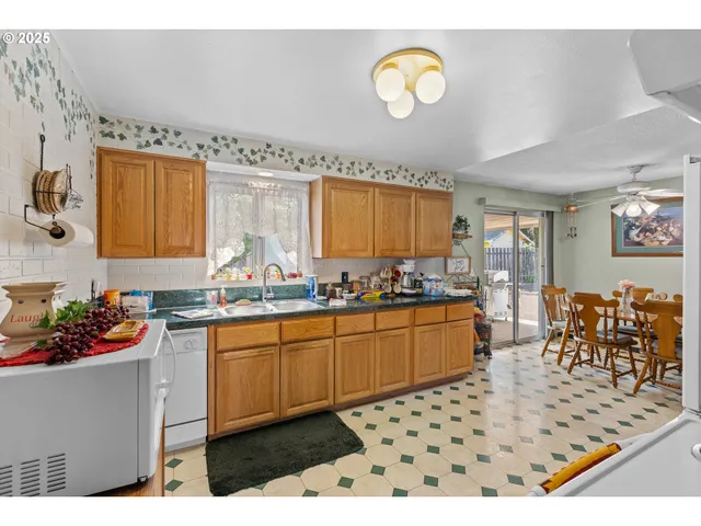 $340,000 | 231 Chestnut Street, Myrtle Creek, OR 97457