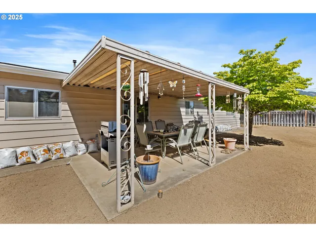 $340,000 | 231 Chestnut Street, Myrtle Creek, OR 97457