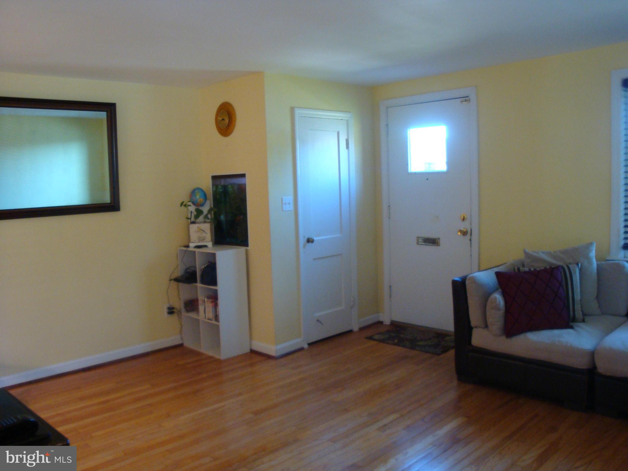 1111 Deanwood Road Baltimore, MD 21234 - Photo 4 of 28 Living Room