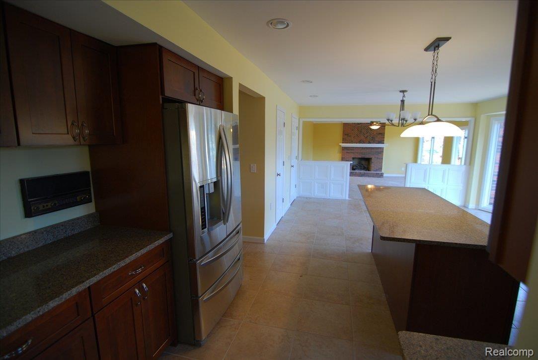 310 Silvervale Drive Rochester, MI 48309 - Photo 5 of 6 Kitchen, Breakfast, and Great ro