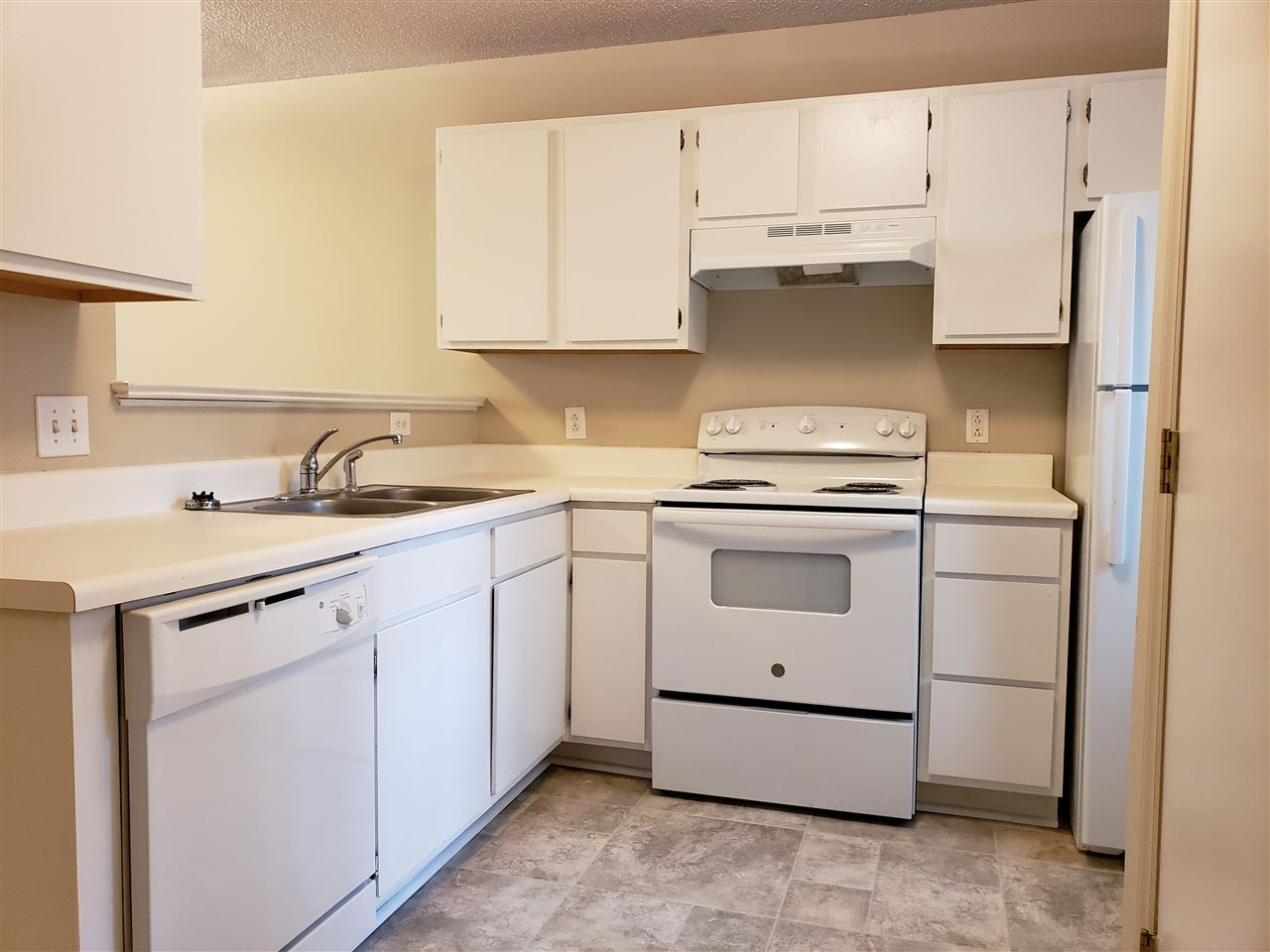 4238 Kaplan Drive Raleigh, NC 27606 - Photo 9 of 21 Nice Cozy Kitchen
