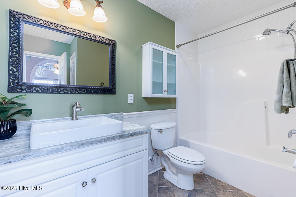 604 Fox Ridge Court Havelock, NC 28532 - Photo 13 of 24 Hall Bath with Entry from Front Bedroom