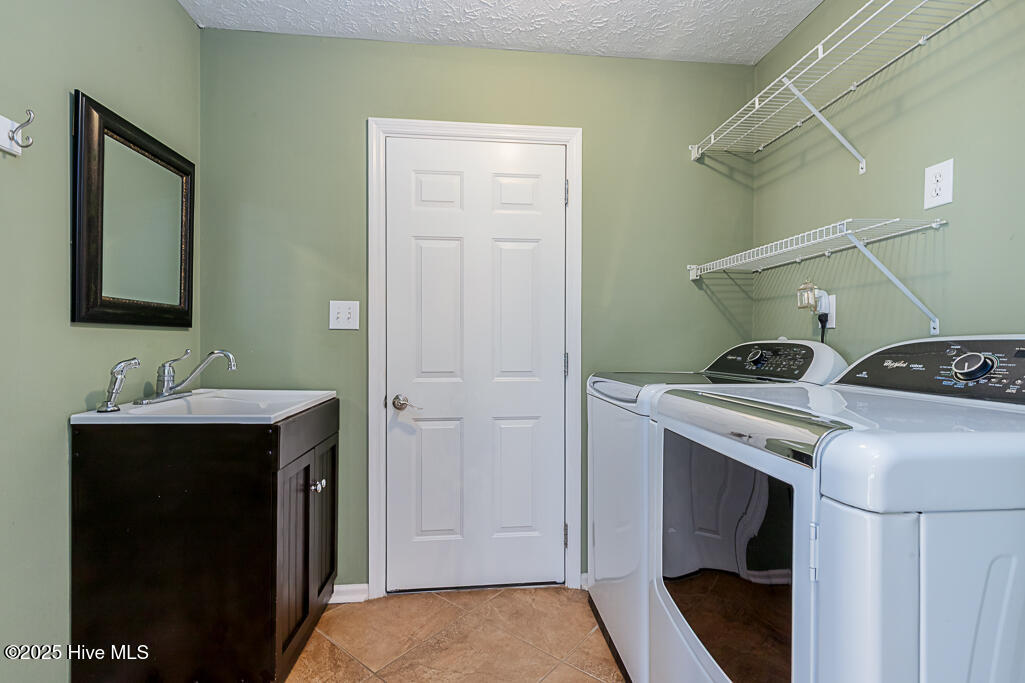 604 Fox Ridge Court Havelock, NC 28532 - Photo 15 of 24 Laundry/Mud Room w/Deep Sink