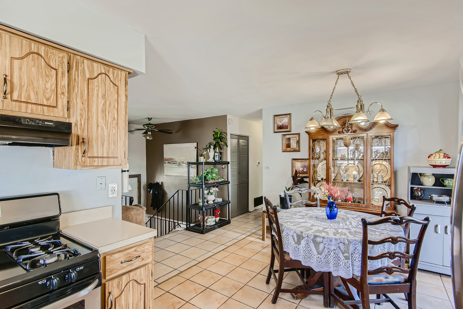 704 Evergreen Court Romeoville, IL 60446 - Photo 2 of 15 a dining room with furniture and window