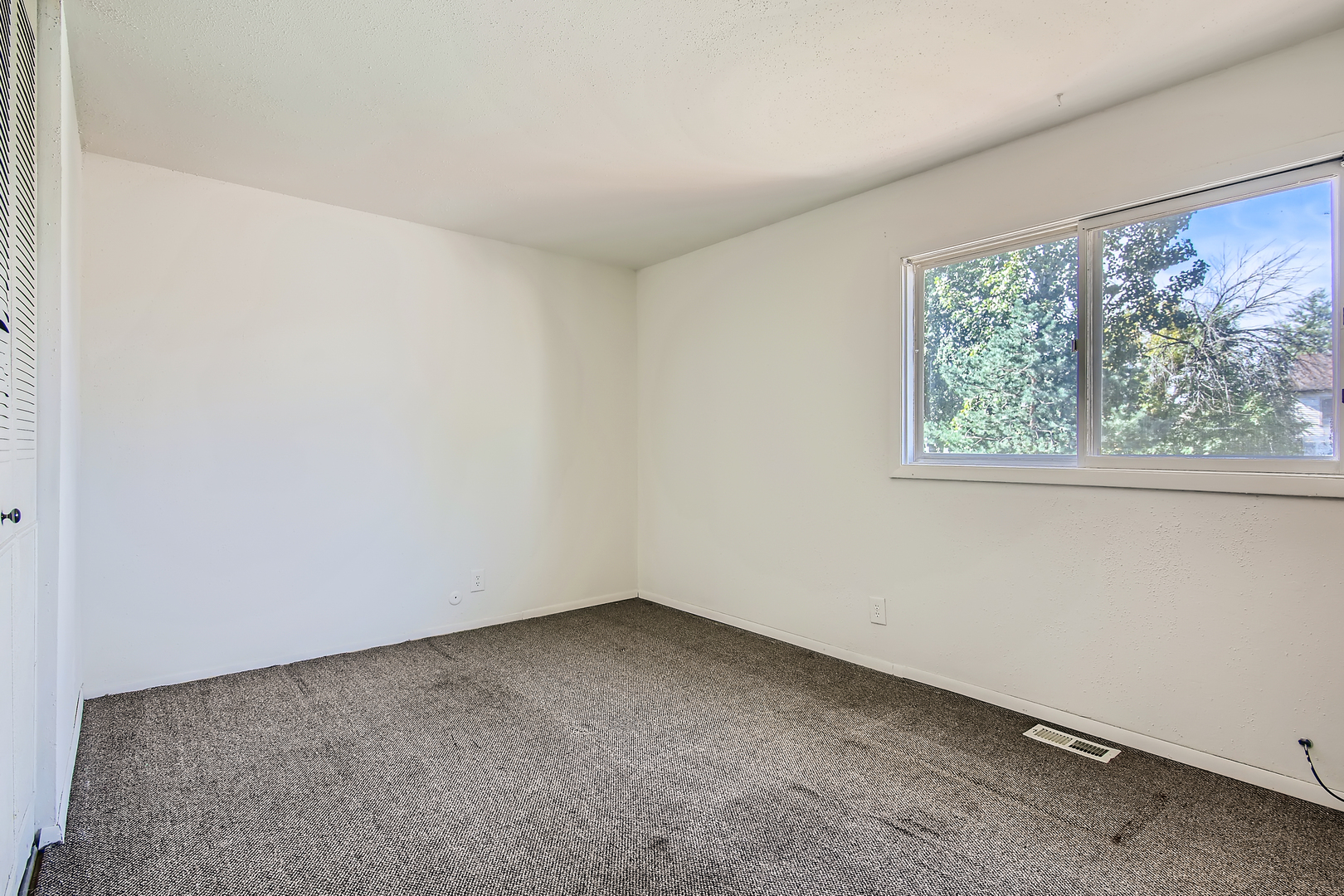 704 Evergreen Court Romeoville, IL 60446 - Photo 13 of 15 an empty room with a window