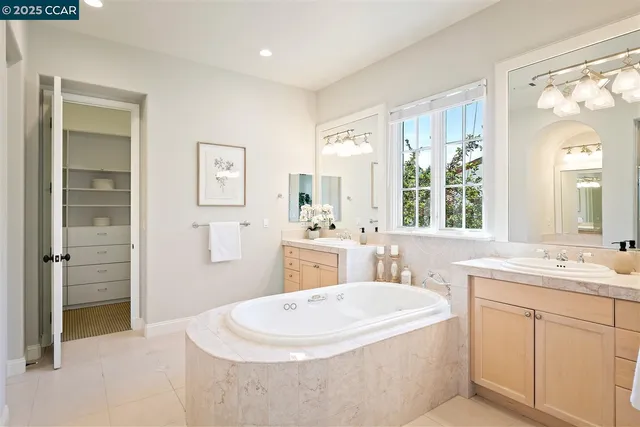 $2,299,000 | 6 Whiting Court, Moraga, CA 94556