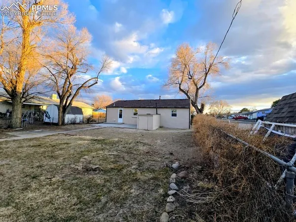a view of a yard with a house