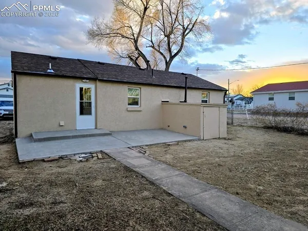 a house view with a backyard space