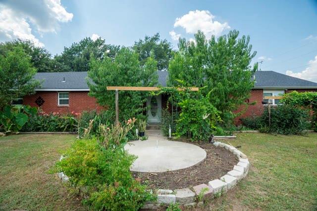 111 South Briaroaks Road Burleson, TX 76028 - Photo 3 of 39 a backyard of a house with lots of green space